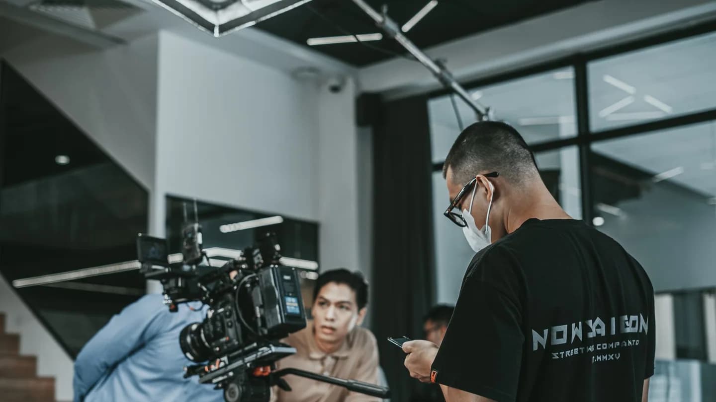 Editorial marketplace service scene for Marketplace product video