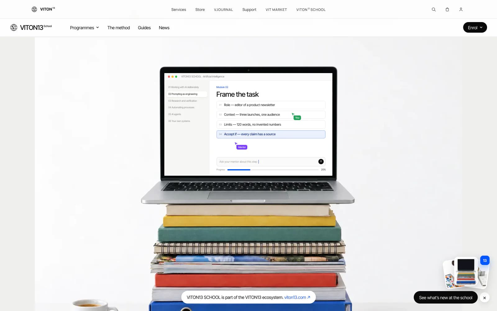 La vitrine Intelligence artificielle : une photo générée par IA d’un ordinateur portable posé sur une pile de livres et de classeurs près d’une tasse d’espresso ; à l’écran, une leçon HTML vivante intitulée « Frame the task » avec la liste des modules, quatre lignes de consigne, les curseurs You et Mentor et une barre de progression à 25 %.