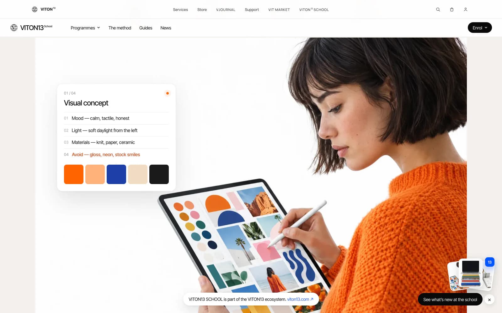 La vitrine Design dans l’intelligence artificielle : une photo générée par IA d’une femme en pull orange qui dessine un moodboard sur une tablette, avec un panneau flottant blanc, « Visual concept », qui liste l’ambiance, la lumière, les matières et ce qu’il faut éviter au-dessus de cinq nuanciers.
