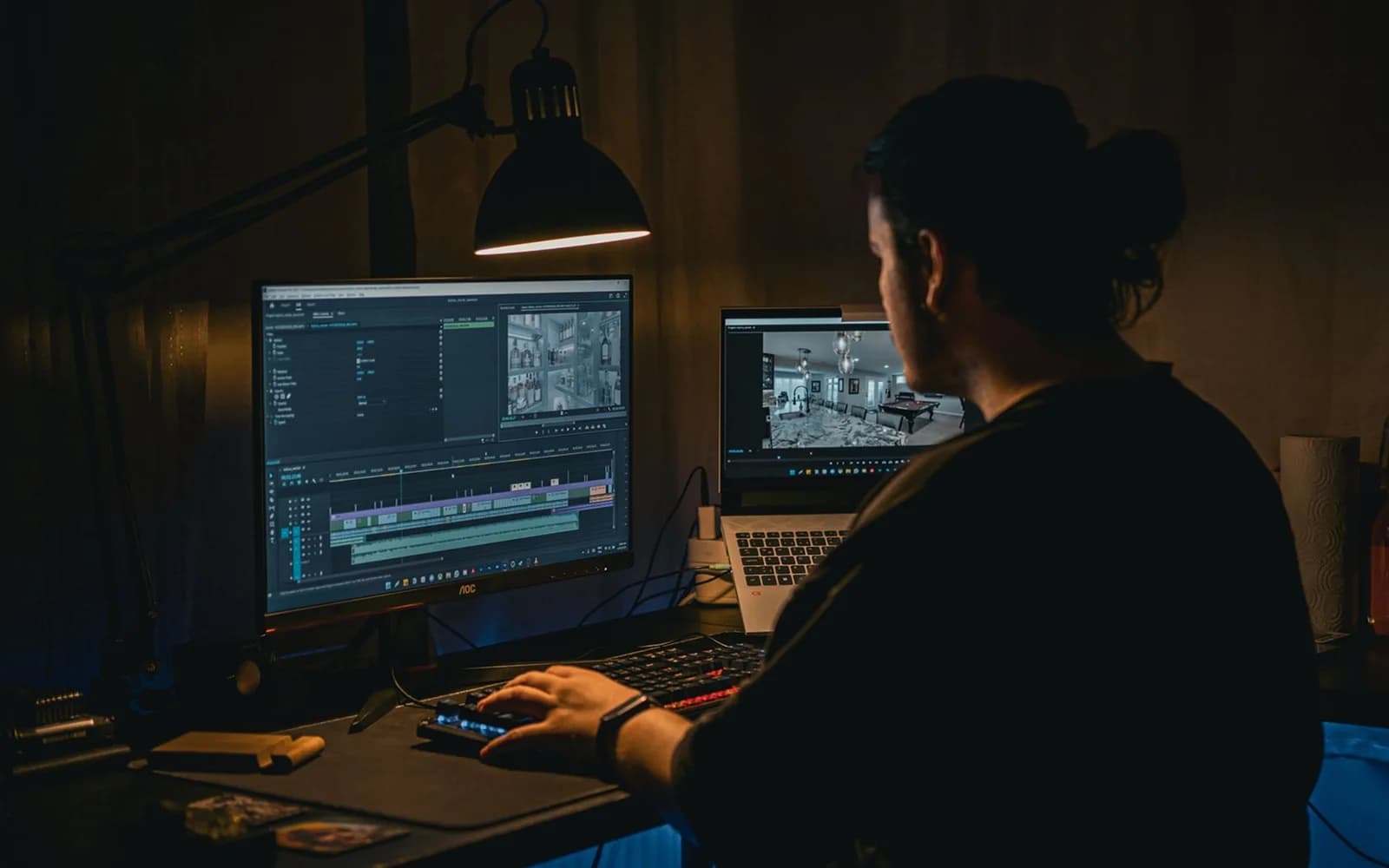 Un poste de montage vidéo avec un ordinateur et un écran de travail